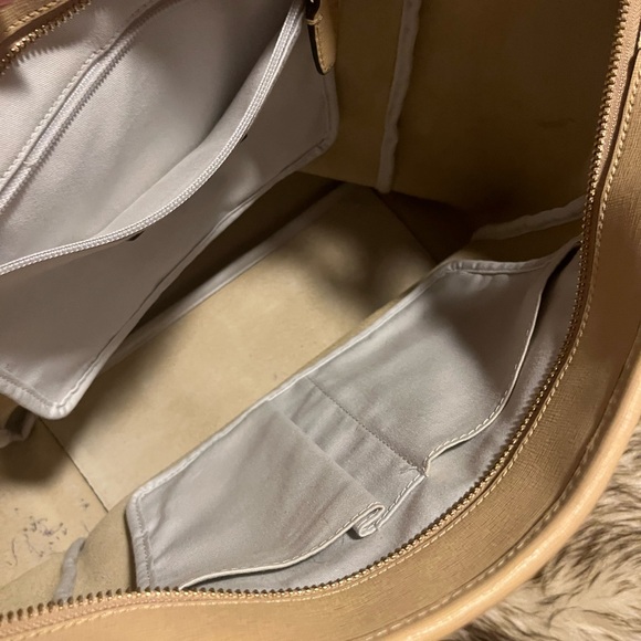 Beautiful Coach…Authentic & Classy Excellent condition..Large and spacious - Picture 4 of 7